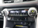オートエアコンで快適なドライブが楽しめます。