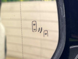 【ブラインドスポットモニター】走行中、ドアミラーの死角になりやすい箇所に後続車が接近するとサイドミラーのレンズに警告を表示!ドライバーに注意喚起をしてくれます。