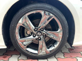 【純正18インチアルミホイール】外観にマッチした純正アルミホイールを装着しております。各種社外アルミホイールや、スタッドレスタイヤも取扱いしております。是非ご相談ください♪
