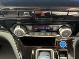 オートエアコンですので温度の調整がボタンとダイヤルだけで便利です。