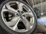 【純正18インチアルミホイール】外観にマッチした純正アルミホイールを装着しております。各種社外アルミホイールや、スタッドレスタイヤも取扱いしております。是非ご相談ください♪