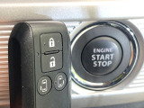 【キーレススタートシステム】カバンやポケットに入れたままでもドアの施錠・解錠が可能なスマートキーを装備。エンジンのオン・オフ時もカギを取り出す必要が無いからとっても便利です♪