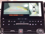 バックカメラの他に上から見下ろしたような画像が見れるアラウンド(全方位)モニター。前後左右を把握できる、すごい機能が装備されています!