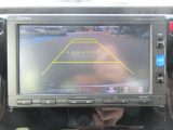 リバースギア連動のバックカメラが付いています。画面に鮮やかに写りますので夜間や雨の日も安心してバックできますね。人気装備の一つです。