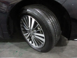 タイヤは ブリヂストン レグノ  2025年製がついています。そして足元を精悍に引き締めるホンダ純正17インチアルミホイール、おしゃれは足元から、カッコイイですね!
