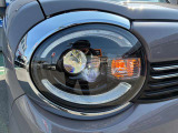 LEDヘッドランプです。走行中、周囲の明るさや暗さに応じて、自動で点灯/消灯するオートライトシステムを装備しております。