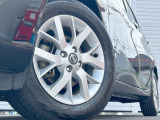 【純正15インチアルミホイール】外観にマッチした純正アルミホイールを装着しております。各種社外アルミホイールや、スタッドレスタイヤも取扱いしております。是非ご相談ください♪