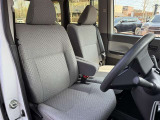 真ん中に肘置きがあり、長時間の運転も楽にできます。シートカラーはグレーです。