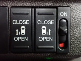 運転席からもスライドドアをボタン操作でスピーディーに開閉できます!またスマートキーでも操作できるので便利です。