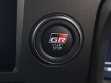 スマートキーを携帯していれば、ブレーキを踏みながら専用スタートスイッチ(GRロゴ付)を押すだけで、エンジンが始動します。