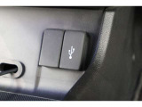 USBオーディオ用ソケットがついていますので携帯電話などを接続すれば音楽等の再生が可能です!