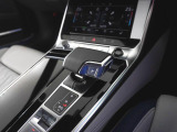 指定工場で車検までご対応可能。6ベイを完備したサービス工場を併設し、Audiライフをサポートします。