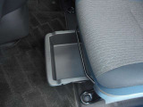 助手席の下にシートアンダートレイ。ちょっとした小物を入れるのに便利です。