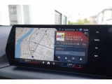 高精細ワイド・ディスプレイ: 視認性に優れた大型タッチパネルを採用。ナビゲーションだけでなく、エンターテインメント機能も鮮明に表示します。