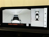 パノラミックビューモニターを装備。駐車場や交差点でクルマを真上から見るように周囲を確認できます。機能の詳細は販売店スタッフまでおたずねください。