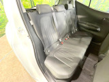 後部座席も気になるようなキズ・汚れやへたり等、大きなダメージはなく、良好な状態です。
