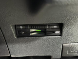 有料道路の料金所をノンストップで通過できる便利なETCが付いています。