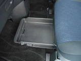 助手席の下に2段式シートアンダートレイ。ちょっとした小物を入れるのに便利です。