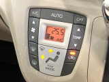 【オートエアコン】一度お好みの温度に設定すれば、車内の温度を検知し風量や温度を自動で調整。暑い&hellip;寒い&hellip;と何度もスイッチ操作をする必要はありません。快適な車内空間には必須の機能ですね♪
