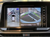 アラウンドビューモニター。上空から見下ろしているような映像で、スムースな駐車をサポートします。