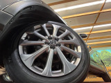 【純正○○インチアルミホイール】外観にマッチした純正アルミホイールを装着しております。各種社外アルミホイールや、スタッドレスタイヤも取扱いしております。是非ご相談ください♪
