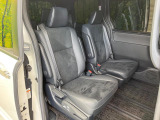 後部座席も気になるようなキズ・汚れやへたり等、大きなダメージはなく、良好な状態です。