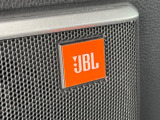 【JBLサウンドシステム】メーカーオプションの高品位サウンドシステムを搭載。専用のチューニングが施された大小様々なスピーカーから良質なサウンドが奏でられ、臨場感あふれる音響空間を演出します。
