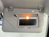 【運転席サンバイザー】鏡が付いているのでメイク直しなどにも便利★