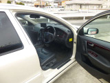 高級車のお約束本革シートです。