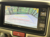 【バックカメラ】駐車時に後方がリアルタイム映像で確認できます。大型商業施設や立体駐車場での駐車時や、夜間のバック時に大活躍!運転スキルに関わらず、今や必須となった装備のひとつです!