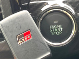 【キーフリーシステム】カバンやポケットに入れたままでもドアの施錠・解錠が可能なスマートキーを装備。エンジンのオン・オフ時もカギを取り出す必要が無いからとっても便利です♪