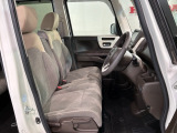 シートは厚めのクッションですのでゆったり座れますよ。禁煙車の設定は、当社非喫煙者での車内での煙草臭の確認となります。