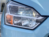 【LEDヘッドライト】悪天候や夜間走行時も良好な視界を確保し安心して運転できる高輝度LEDヘッドライトを装備!点灯速度が早く、消費電力も抑えられています。