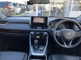 【運転席・インパネまわり】ハンドル・シート・フロアーなど隅々までプロによるクリーニング済み☆彡キレイな車内でドライブが一層快適にお楽しみいただけます!!