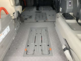 車いす用固定装置4基です。