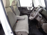 フロントシートはベンチシートです、運転席と助手席の移動が簡単です。真ん中にはアームレストも装備されています! また運転席シートの高さも調整できます。