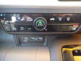 オートエアコンタイプなので細かい操作なしで快適温度に調整してくれます。シートヒーター付きで、冷えた車内でもスイッチを押せば数秒でシートがあたたかくなります。
