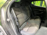 後部座席も気になるようなキズ・汚れやへたり等、大きなダメージはなく、良好な状態です。