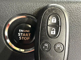【キーレススタートシステム】カバンやポケットに入れたままでもドアの施錠・解錠が可能なスマートキーを装備。エンジンのオン・オフ時もカギを取り出す必要が無いからとっても便利です♪