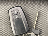 ドアの開閉時、両手が荷物で塞がっている時はキーレスでのカギの解除が大変ですよね。スマートキーはポケットやバッグに入れておけば、ノブに触れただけでロックの解除が可能です。とても便利な機能です。