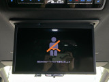 【フリップダウンモニター】大画面モニターで後席でもエンタメをお楽しみいただけます。小さなお子様にも大人気の装備です♪