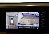 前後左右のカメラの映像を合成し、車を上から見たような視点のパノラミックビューモニター。後方の死角だけでなく左右や前方の障害物の発見もしやすくなります。