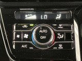 オートエアコンは温度を設定するだけで、自動で風量などを設定してくれます。運転しながら操作も必要ないので、安全性も向上します。