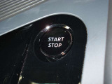 使い勝手の良いプッシュエンジンスターター装備♪鍵をカバンやポケットなどから取り出さずにエンジンを始動出来ます☆鍵を回す必要も探す必要もございません!