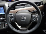 ハンドル左側にはオーディオ操作が出来るオーディオリモートコントロールスイッチ、右側にはHonda SENSINGとオートクルーズコントロールのスイッチを装備!