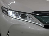「アダプティブハイビームシステム(AHS)」が装備。LEDの点灯・消灯を細やかに制御し、先行車や対向車に光が当たる部分だけを自動的に遮光するので、ハイビームでの走行頻度がより向上します。
