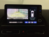 バックギアに入れますとご覧のような画像に自動的に切り替わります。車庫入れ時に役立ちます。
