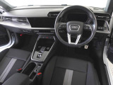 ドアを開けると上質で上品な室内空間が広がり細部までこだわったAudiデザインの良さと、物作りのこだわりを感じて頂けます。