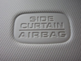 サイドカーテンエアバックシステムは、側面衝突時に大人から子供までさまざまな体格の乗員の頭部や頚部を広範囲で保護。特にセンターピラーへの頭部衝突を防ぐ展開性能を実現しています。