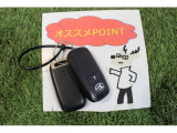 おすすめポイント!キーフリーシステムになっています。電子キーを携帯しているだけ、それだけでドアのロック開閉からエンジンの始動までできちゃいます♪